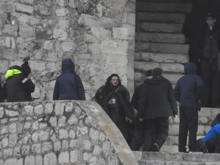 JON SNOW STIGAO U DUBROVNIK: Na pauzi od snimanja zapalio je cigaretu i popio kavu