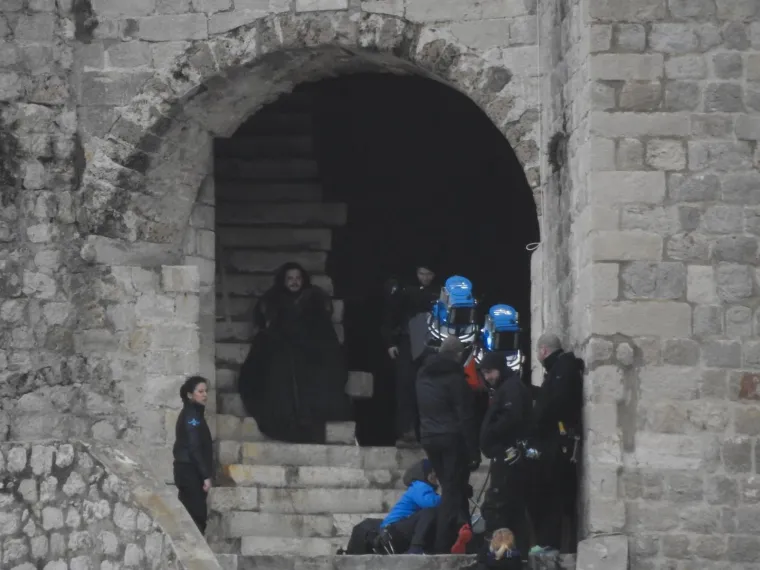 JON SNOW STIGAO U DUBROVNIK: Na pauzi od snimanja zapalio je cigaretu i popio kavu