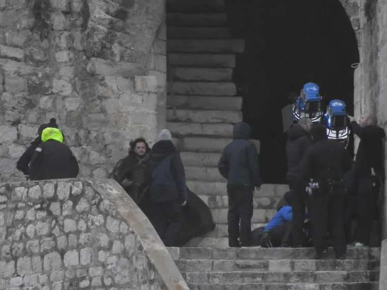 JON SNOW STIGAO U DUBROVNIK: Na pauzi od snimanja zapalio je cigaretu i popio kavu