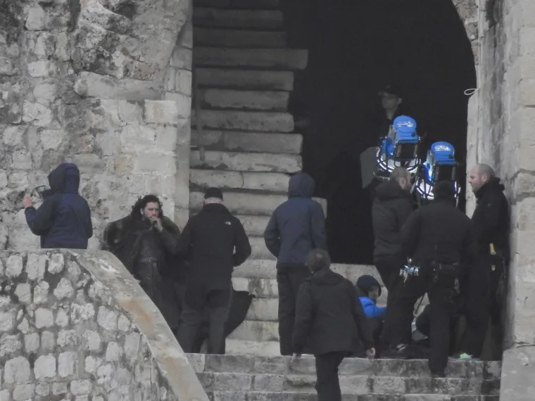 JON SNOW STIGAO U DUBROVNIK: Na pauzi od snimanja zapalio je cigaretu i popio kavu