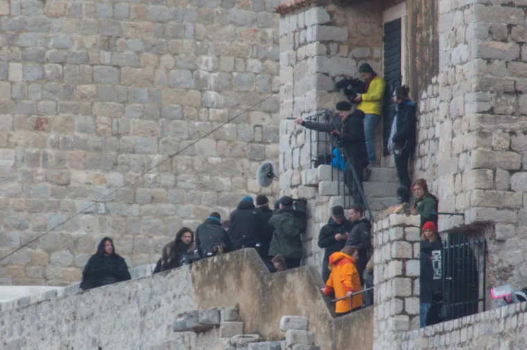 JON SNOW STIGAO U DUBROVNIK: Na pauzi od snimanja zapalio je cigaretu i popio kavu