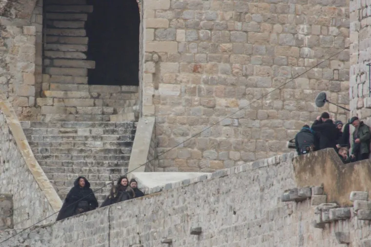 JON SNOW STIGAO U DUBROVNIK: Na pauzi od snimanja zapalio je cigaretu i popio kavu