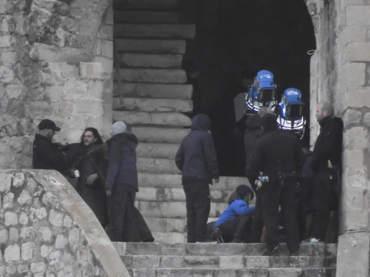 JON SNOW STIGAO U DUBROVNIK: Na pauzi od snimanja zapalio je cigaretu i popio kavu