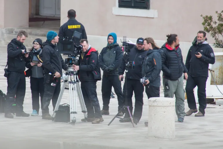 JON SNOW STIGAO U DUBROVNIK: Na pauzi od snimanja zapalio je cigaretu i popio kavu