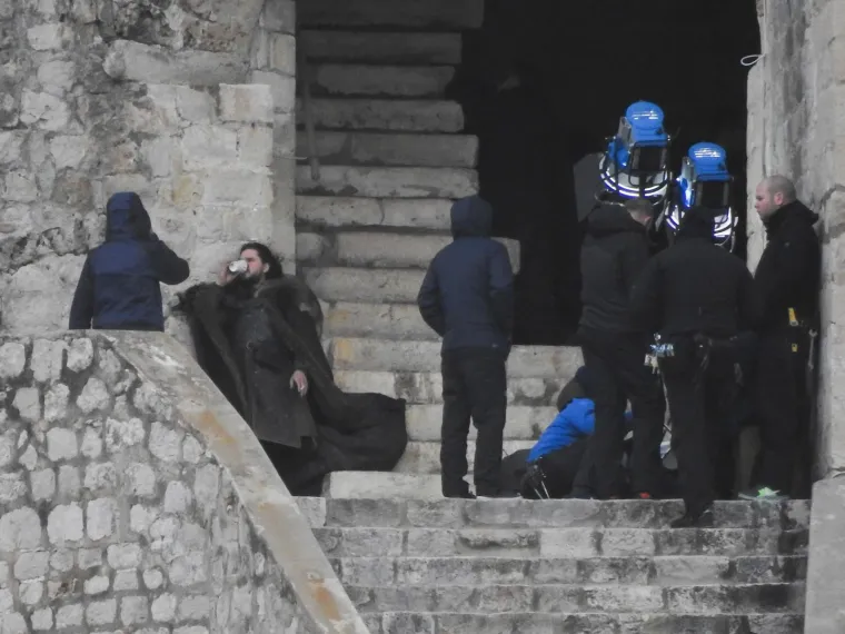 JON SNOW STIGAO U DUBROVNIK: Na pauzi od snimanja zapalio je cigaretu i popio kavu