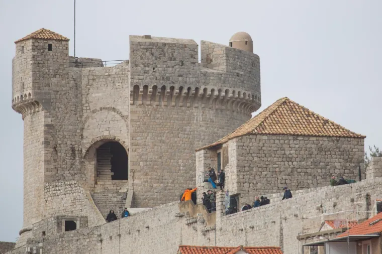 JON SNOW STIGAO U DUBROVNIK: Na pauzi od snimanja zapalio je cigaretu i popio kavu