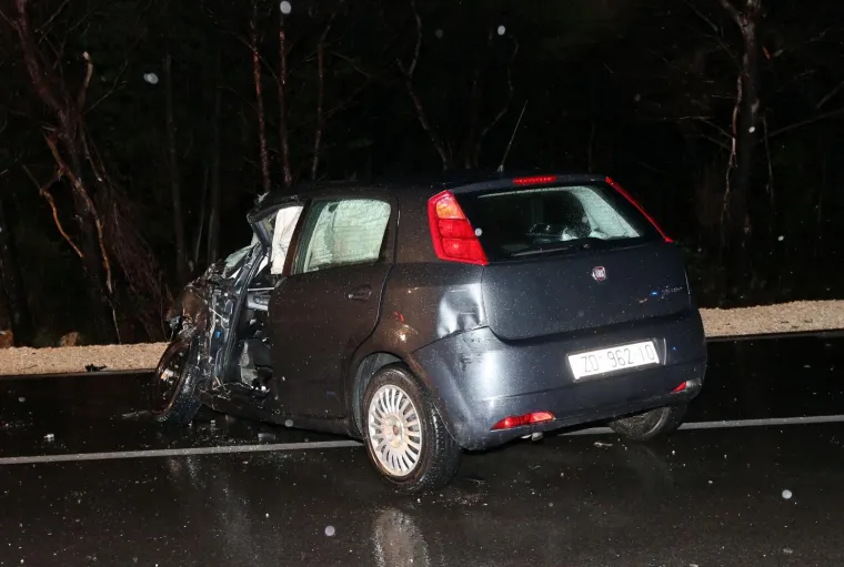 TEŠKA NESREĆA KOD VODICA: Troje ozlijeđenih u sudaru auta i autobusa