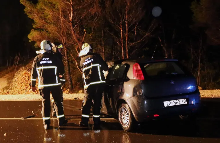 TEŠKA NESREĆA KOD VODICA: Troje ozlijeđenih u sudaru auta i autobusa