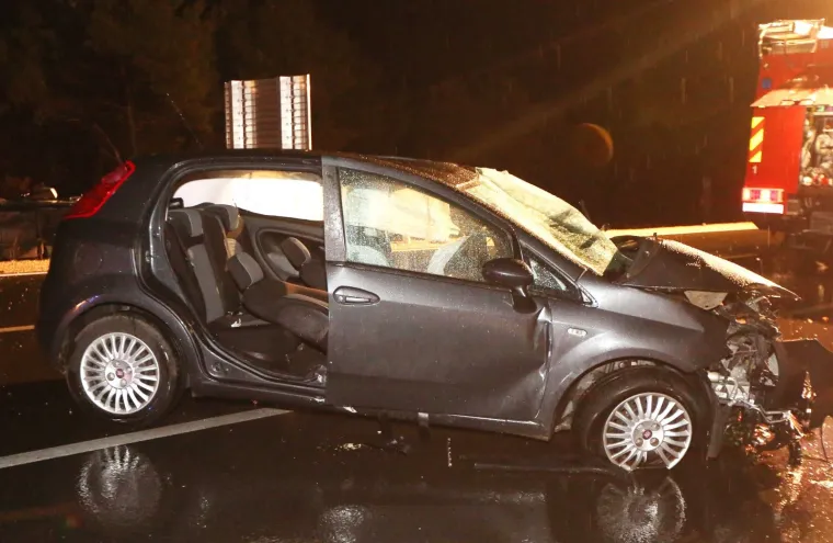 TEŠKA NESREĆA KOD VODICA: Troje ozlijeđenih u sudaru auta i autobusa