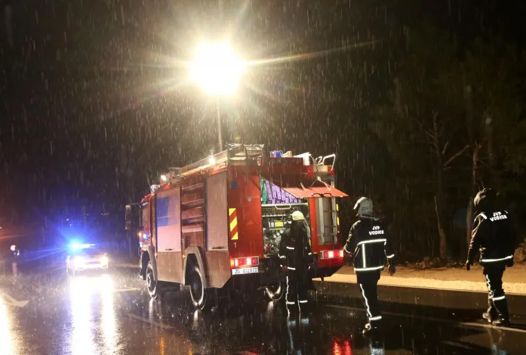 TEŠKA NESREĆA KOD VODICA: Troje ozlijeđenih u sudaru auta i autobusa