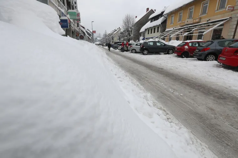 Devedeset centimetara snijega koji je prekrio ovaj goranski kraj. kako navode žitelji Delnica. dokaz je da zimi nije kraj, a i veljača će pokazati svoje pravo lice.