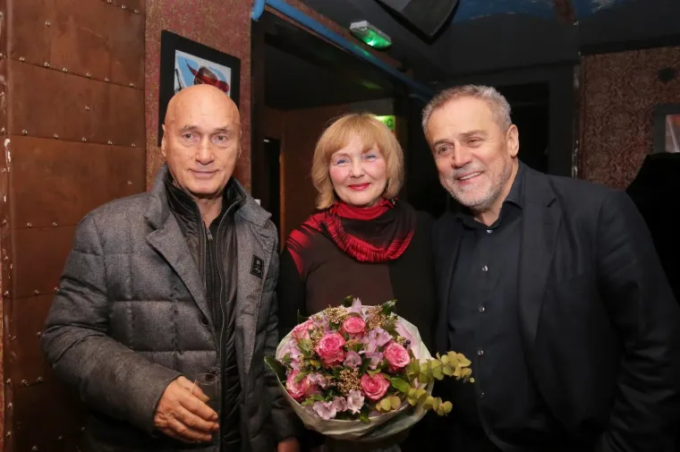 U kafiću Boogie održana je tradicionalna večera Zaklade Ivana Hodak, kojoj su uz roditelje, Zvonimira Hodaka i Ljerku Mintas-Hodak, nazočili i Milan Bandić, glumica Jelena Perčin, Ivan Pernar i drugi. Ivana je ubijena 2008. godine, a za ubojstvo je osuđen Mladen Šlogar koji je osuđen na 30 godina zatvora. Zaklada Ivana Hodak postoji od početka 2009.g., s ciljem da financijskim potporama pomaže stjecanju visokog obrazovanja mladih i talentiranih ljudi koji teže izvrsnosti, a koji nemaju dovoljno sredstava da si sami omoguće školovanje.