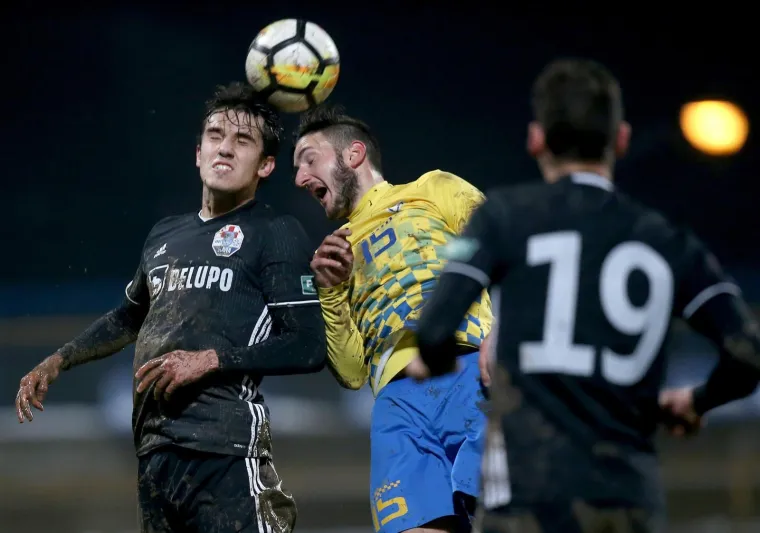 Prvi dvoboj proljetnog dijela sezone HNL-a ipak je odigran u Zapre&scaron;iću, unatoč groznom stanju travnjaka stadiona s kojeg su u zadnji trenutak maknuti snijeg i led.