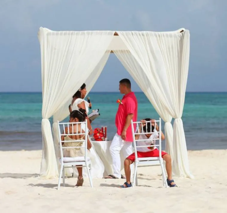 PRIŽELJKIVALI IDILIČNO VJENČANJE, A DOBILI OVO: Neugodno se iznenadili kada su vidjeli fotografije