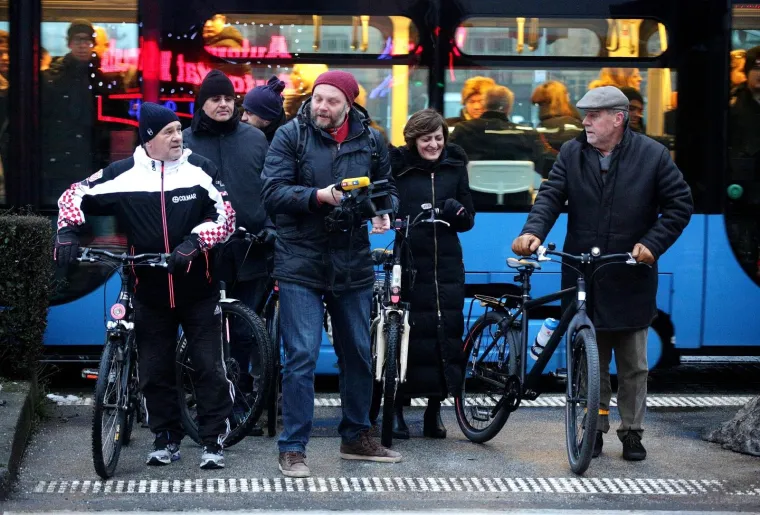 BANDIĆ BICIKLOM STIGAO NA POSAO: Zagrebački gradonačelnik obilježio 'Dan zimskog bicikliranja na posao'