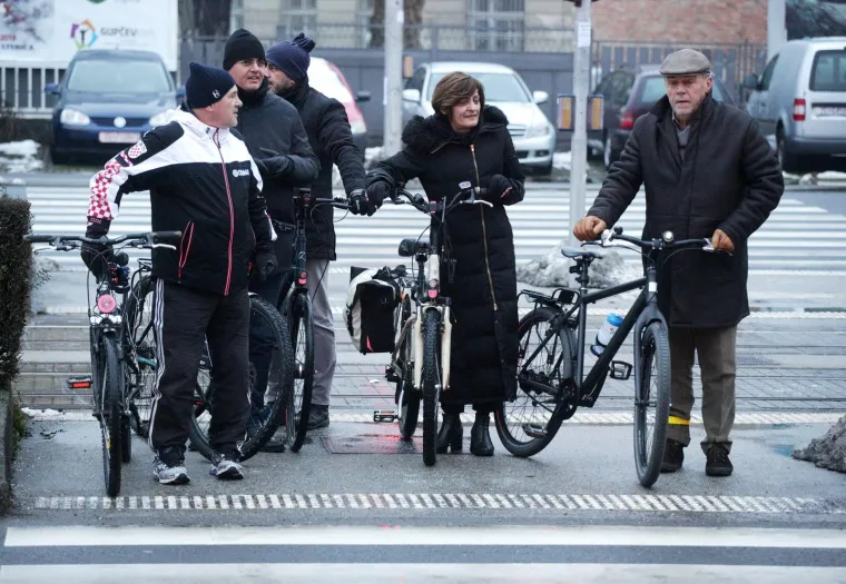 BANDIĆ BICIKLOM STIGAO NA POSAO: Zagrebački gradonačelnik obilježio 'Dan zimskog bicikliranja na posao'