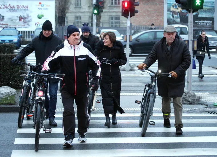 BANDIĆ BICIKLOM STIGAO NA POSAO: Zagrebački gradonačelnik obilježio 'Dan zimskog bicikliranja na posao'