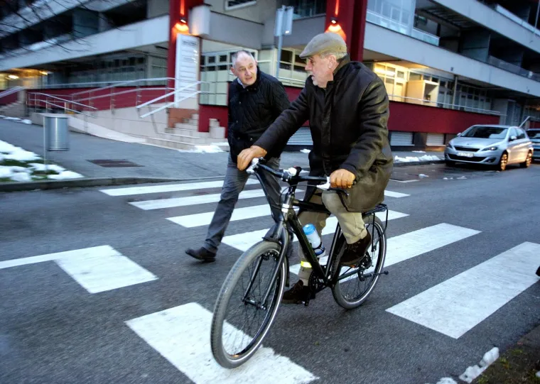 BANDIĆ BICIKLOM STIGAO NA POSAO: Zagrebački gradonačelnik obilježio 'Dan zimskog bicikliranja na posao'