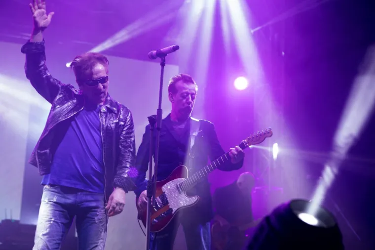 U prepunoj dvorani Gradski vrt, Prljavci su koncert otvorili svojim hitom Ovdje radio Dubrava.