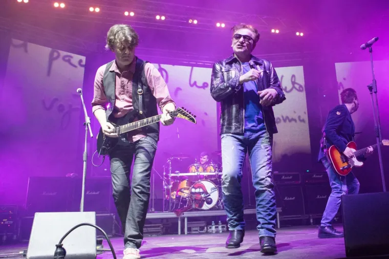 Prije početka ovog koncertnog spektakla koji je u Osijek donio i izuzetno rasko&scaron;nu produkciju, publiku su svojim nastupima zagrijali i bendovi Bluestrip, Instinkt i Kit Karson.