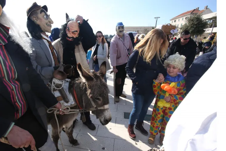POKLADE DILJEM HRVATSKE: Počela sezona fa&scaron;nika, evo kako se zabavljalo od Nu&scaron;tra do Zagreba