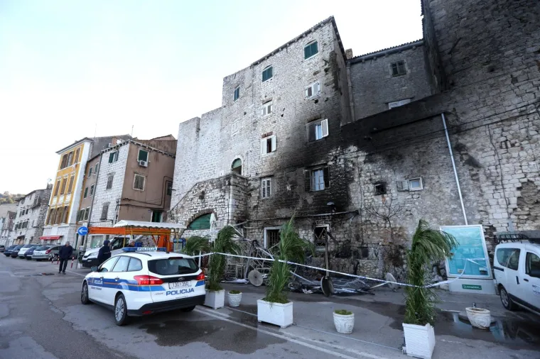PODMETNU POŽAR U &Scaron;IBENIKU: Izgorio dio poznatog kafića