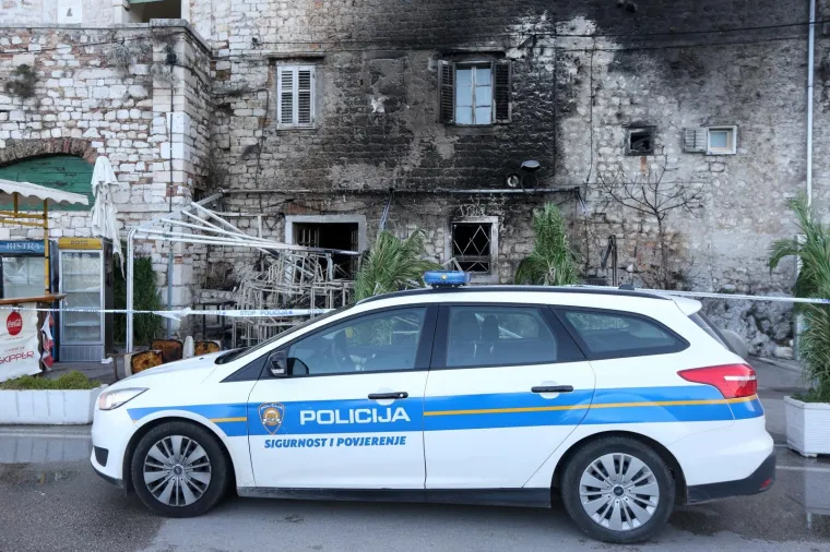 PODMETNU POŽAR U &Scaron;IBENIKU: Izgorio dio poznatog kafića