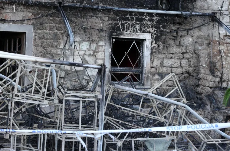 PODMETNU POŽAR U &Scaron;IBENIKU: Izgorio dio poznatog kafića