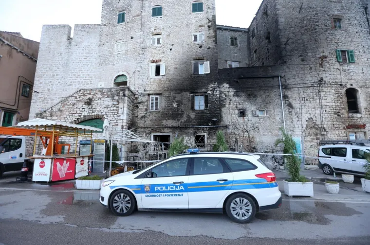 PODMETNU POŽAR U &Scaron;IBENIKU: Izgorio dio poznatog kafića