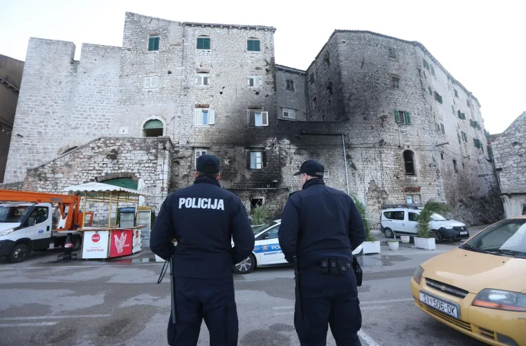 PODMETNU POŽAR U &Scaron;IBENIKU: Izgorio dio poznatog kafića