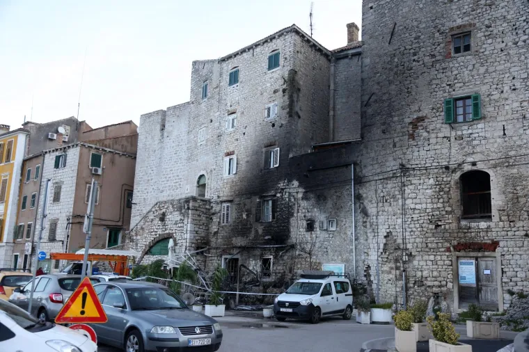 PODMETNU POŽAR U &Scaron;IBENIKU: Izgorio dio poznatog kafića