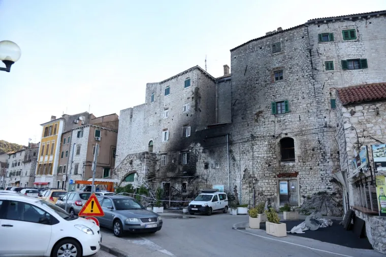 PODMETNU POŽAR U &Scaron;IBENIKU: Izgorio dio poznatog kafića