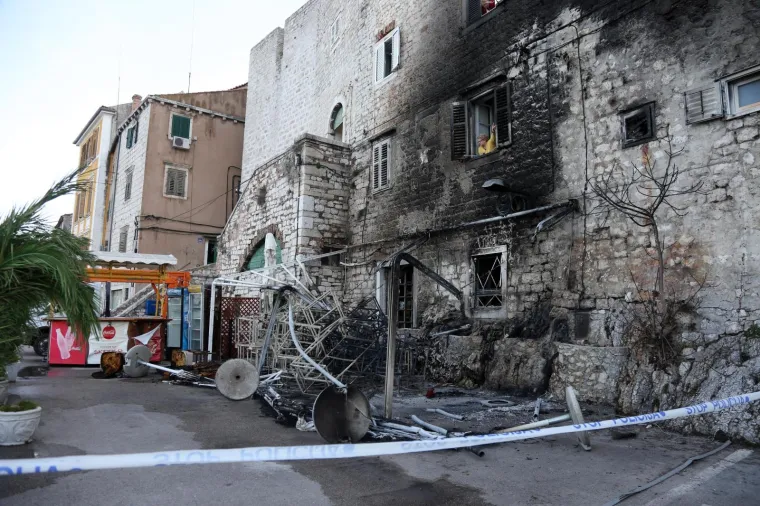 PODMETNU POŽAR U &Scaron;IBENIKU: Izgorio dio poznatog kafića