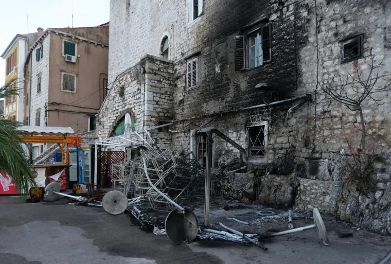 PODMETNU POŽAR U &Scaron;IBENIKU: Izgorio dio poznatog kafića