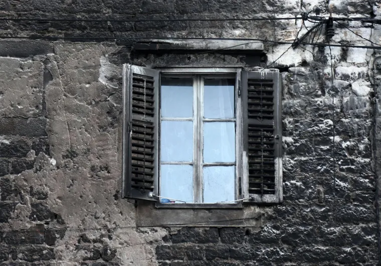 PODMETNU POŽAR U &Scaron;IBENIKU: Izgorio dio poznatog kafića