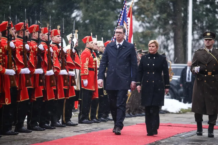 Svečani doček &scaron;efu srbijanske države priredila je u svome uredu hrvatska predsjednica Kolinda Grabar-Kitarović koja ga je pro&scaron;li mjesec pozvala u posjet.
