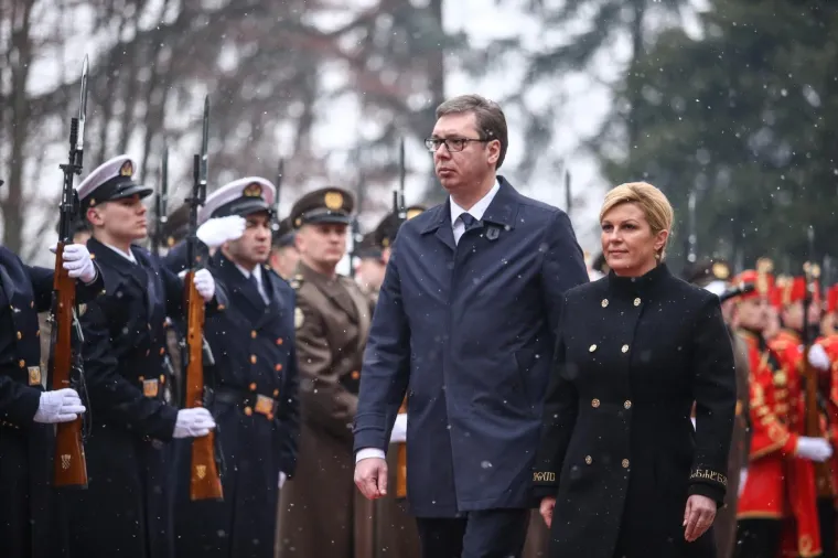 ALEKSANDAR VUČIĆ STIGAO U DUGOOČEKIVANI POSJET HRVATSKOJ: Na Pantovčaku ga dočekala predsjednica Grabar-Kitarović