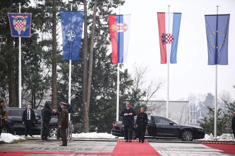 ALEKSANDAR VUČIĆ STIGAO U DUGOOČEKIVANI POSJET HRVATSKOJ: Na Pantovčaku ga dočekala predsjednica Grabar-Kitarović