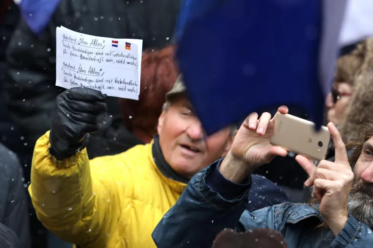 U ZAGREBU PROSVJEDI ZBOG VUČIĆEVA DOLASKA: Prosvjedni skup stigao do Kamenitih vrata, A-HSP ispred sjedi&scaron;ta SNS-a