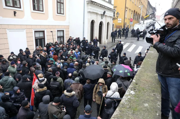 U ZAGREBU PROSVJEDI ZBOG VUČIĆEVA DOLASKA: Prosvjedni skup stigao do Kamenitih vrata, A-HSP ispred sjedišta SNS-a