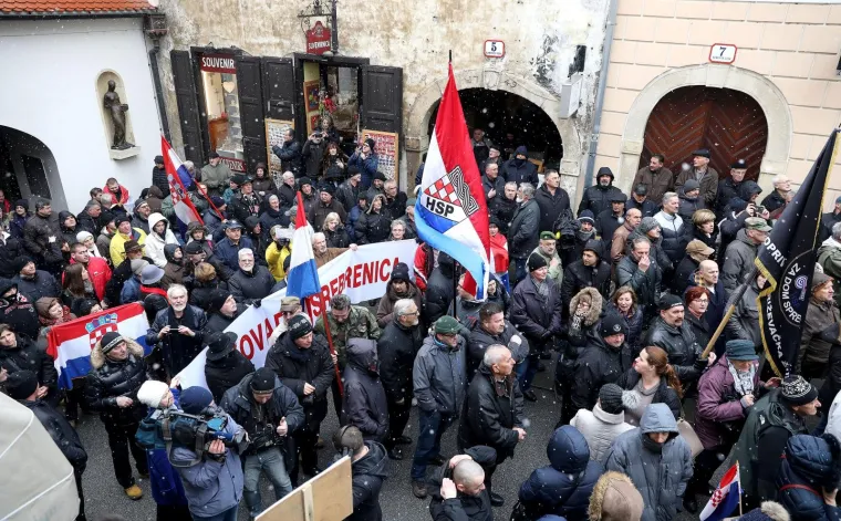 U ZAGREBU PROSVJEDI ZBOG VUČIĆEVA DOLASKA: Prosvjedni skup stigao do Kamenitih vrata, A-HSP ispred sjedišta SNS-a
