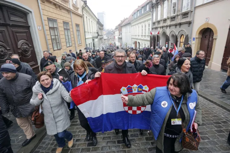 U ZAGREBU PROSVJEDI ZBOG VUČIĆEVA DOLASKA: Prosvjedni skup stigao do Kamenitih vrata, A-HSP ispred sjedi&scaron;ta SNS-a