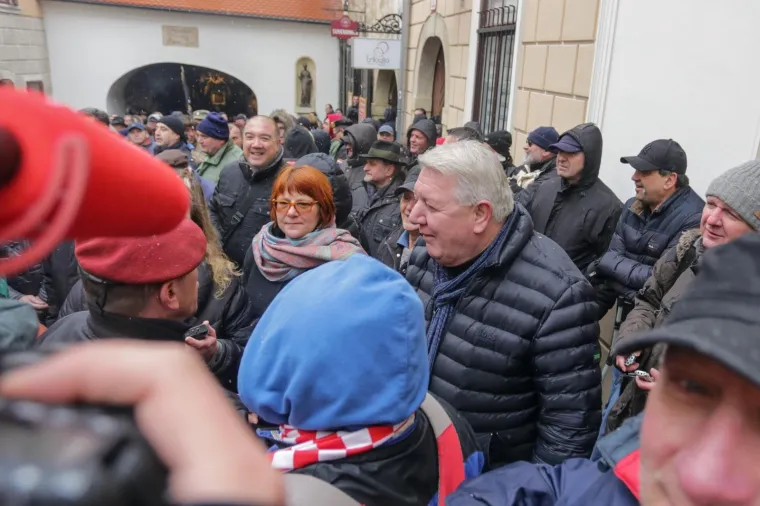 U ZAGREBU PROSVJEDI ZBOG VUČIĆEVA DOLASKA: Prosvjedni skup stigao do Kamenitih vrata, A-HSP ispred sjedi&scaron;ta SNS-a