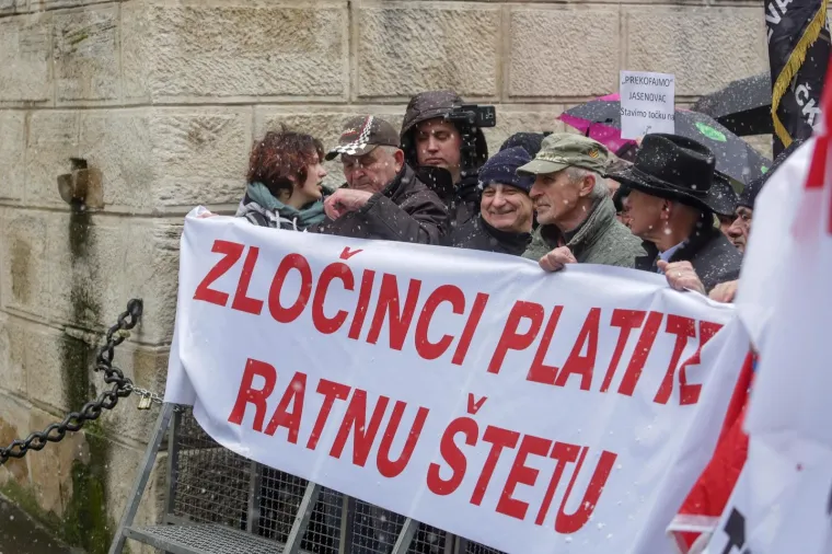 U ZAGREBU PROSVJEDI ZBOG VUČIĆEVA DOLASKA: Prosvjedni skup stigao do Kamenitih vrata, A-HSP ispred sjedi&scaron;ta SNS-a