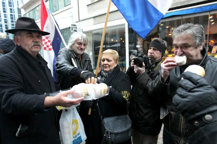 U ZAGREBU PROSVJEDI ZBOG VUČIĆEVA DOLASKA: Prosvjedni skup stigao do Kamenitih vrata, A-HSP ispred sjedi&scaron;ta SNS-a