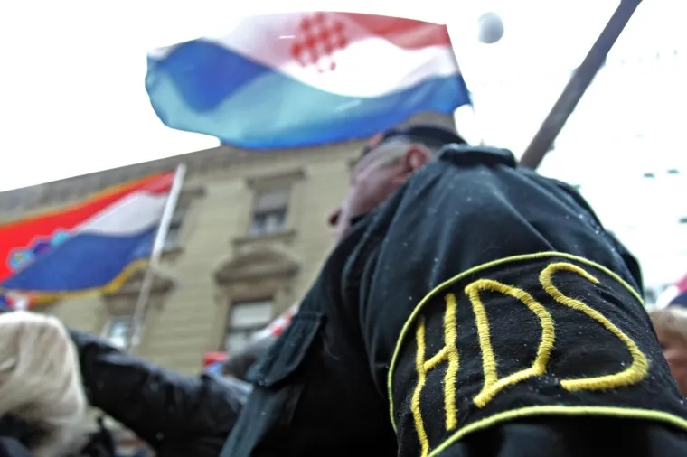 U ZAGREBU PROSVJEDI ZBOG VUČIĆEVA DOLASKA: Prosvjedni skup stigao do Kamenitih vrata, A-HSP ispred sjedi&scaron;ta SNS-a