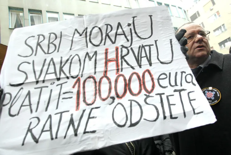 U ZAGREBU PROSVJEDI ZBOG VUČIĆEVA DOLASKA: Prosvjedni skup stigao do Kamenitih vrata, A-HSP ispred sjedi&scaron;ta SNS-a