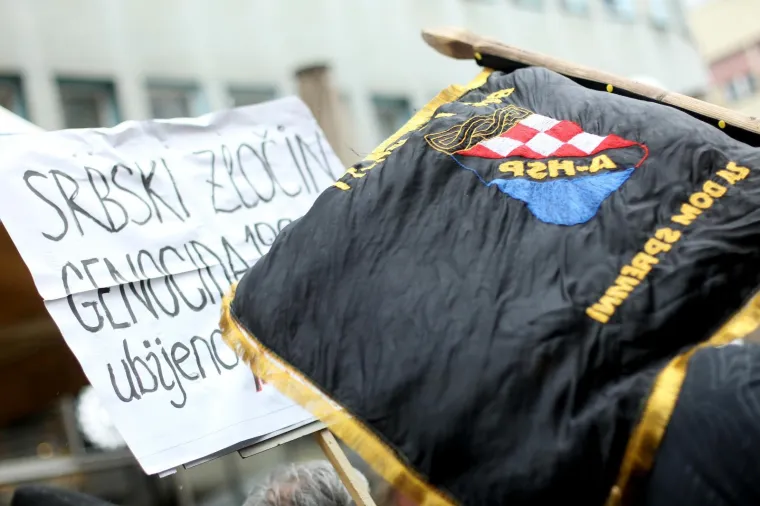 U ZAGREBU PROSVJEDI ZBOG VUČIĆEVA DOLASKA: Prosvjedni skup stigao do Kamenitih vrata, A-HSP ispred sjedi&scaron;ta SNS-a