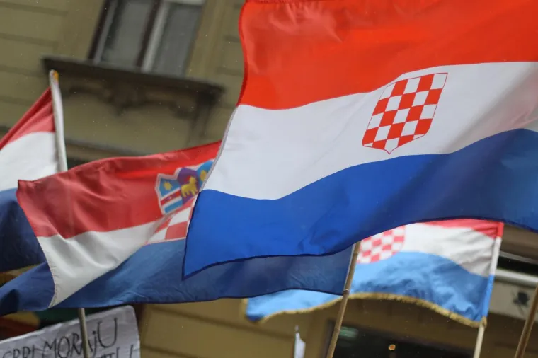 U ZAGREBU PROSVJEDI ZBOG VUČIĆEVA DOLASKA: Prosvjedni skup stigao do Kamenitih vrata, A-HSP ispred sjedi&scaron;ta SNS-a
