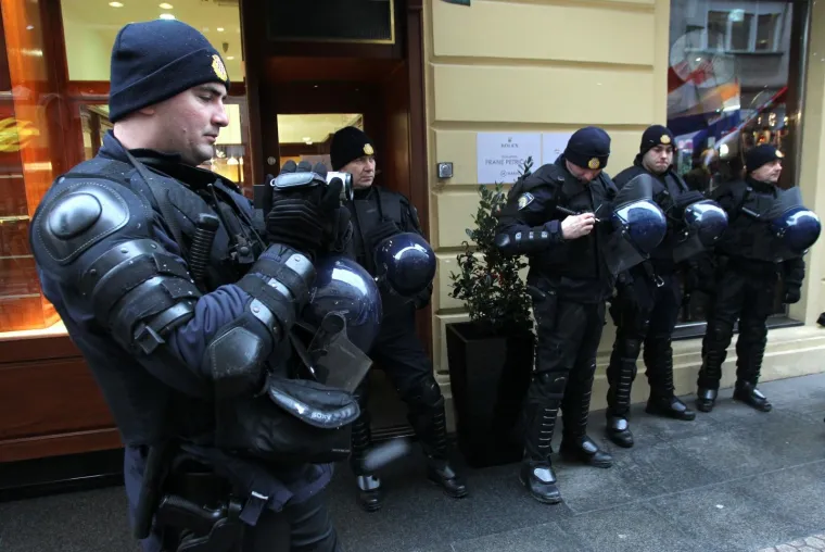 U ZAGREBU PROSVJEDI ZBOG VUČIĆEVA DOLASKA: Prosvjedni skup stigao do Kamenitih vrata, A-HSP ispred sjedi&scaron;ta SNS-a